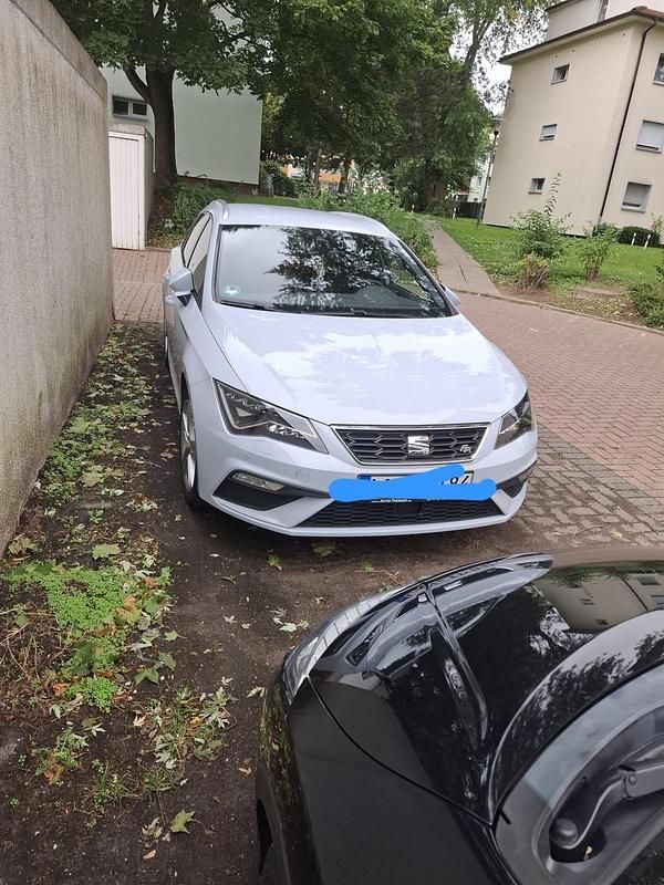Grau Gebraucht 2020 Seat Leon Kombi | 12.999 € (Superpreis) - Bild 1/4