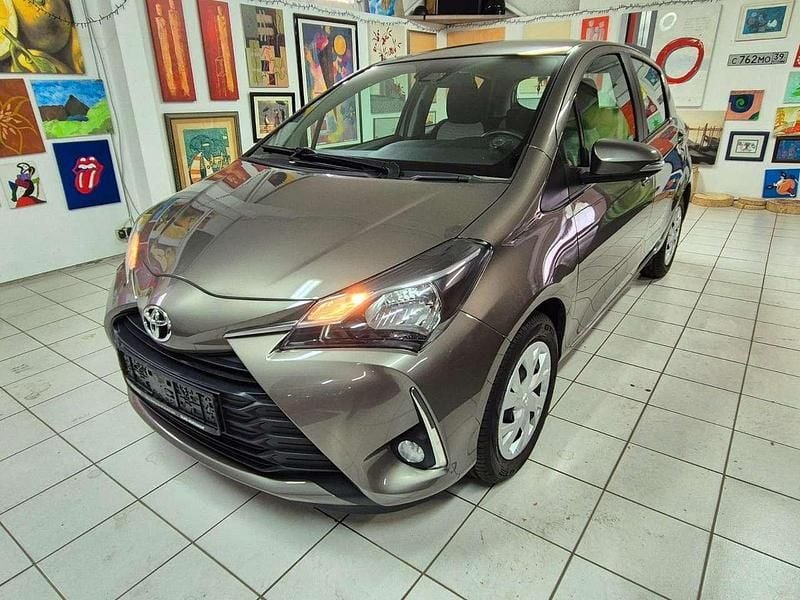Grau Gebraucht 2019 Toyota Yaris Active Kleinwagen | 12.400 € (Fairer Preis) - Bild 1/4