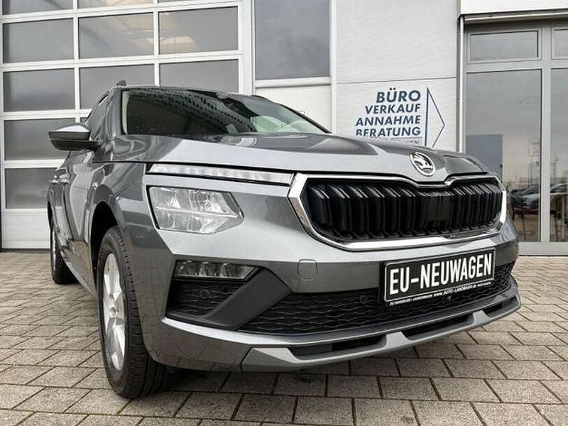 Grau Neu 2024 Skoda Kamiq Selection SUV | 29.965 € (Fairer Preis) - Bild 1/4