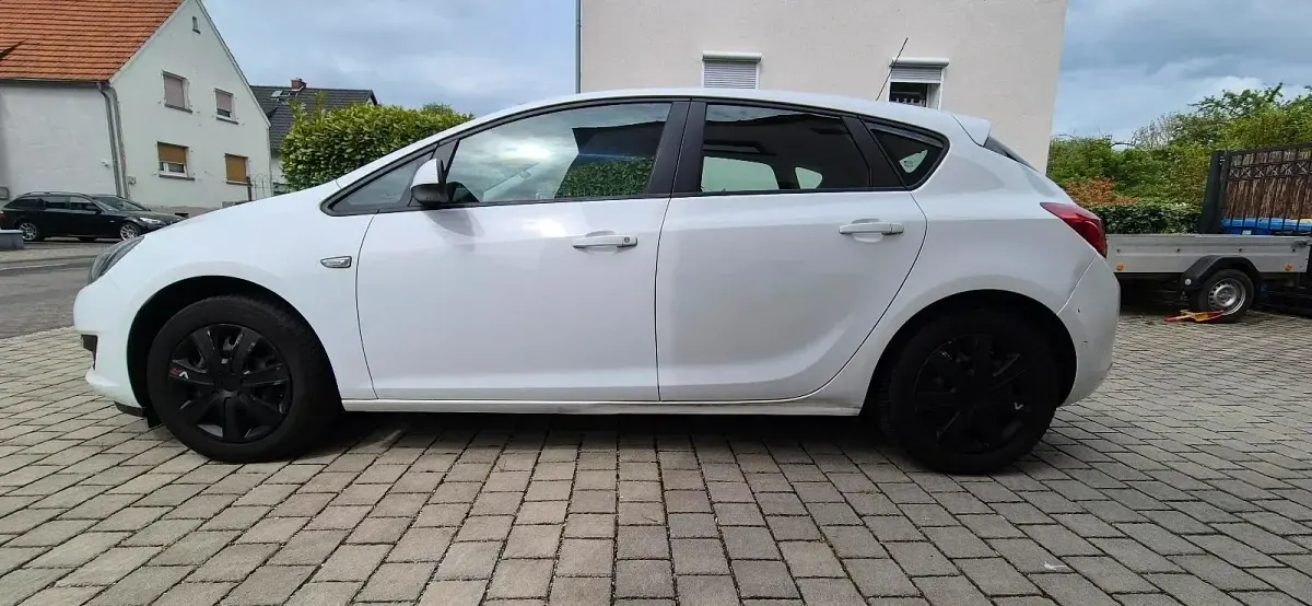 Gebraucht Opel Astra 101 PS (74 kW) 2013 Weiß Limousine