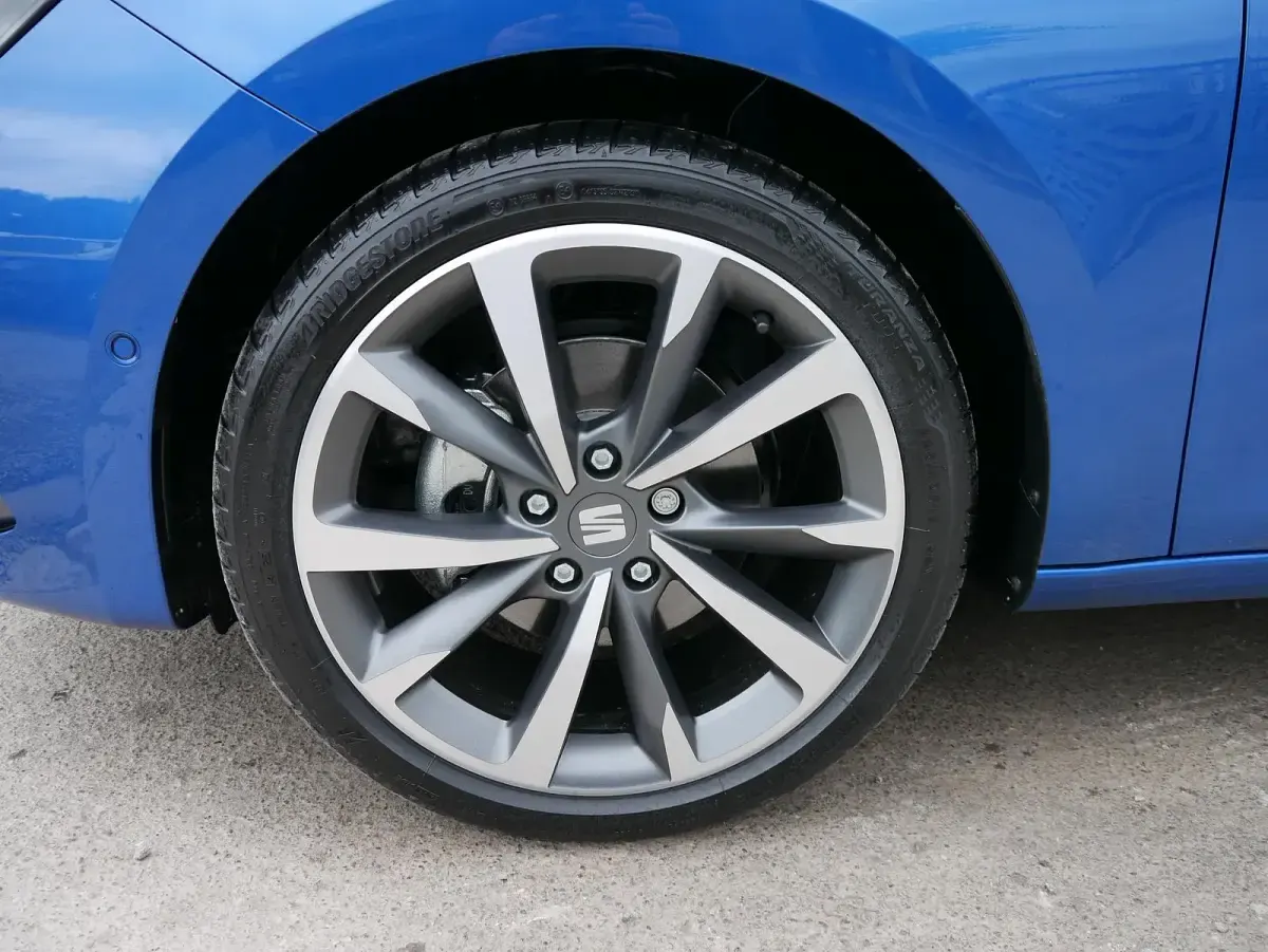 Neu Seat Leon FR 150 PS (110 kW) 2025 Saphir blau metallic Kombi
