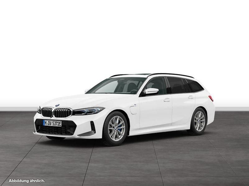 Weiß Gebraucht 2024 BMW 330e Kombi | 51.161 € - Bild 1/1