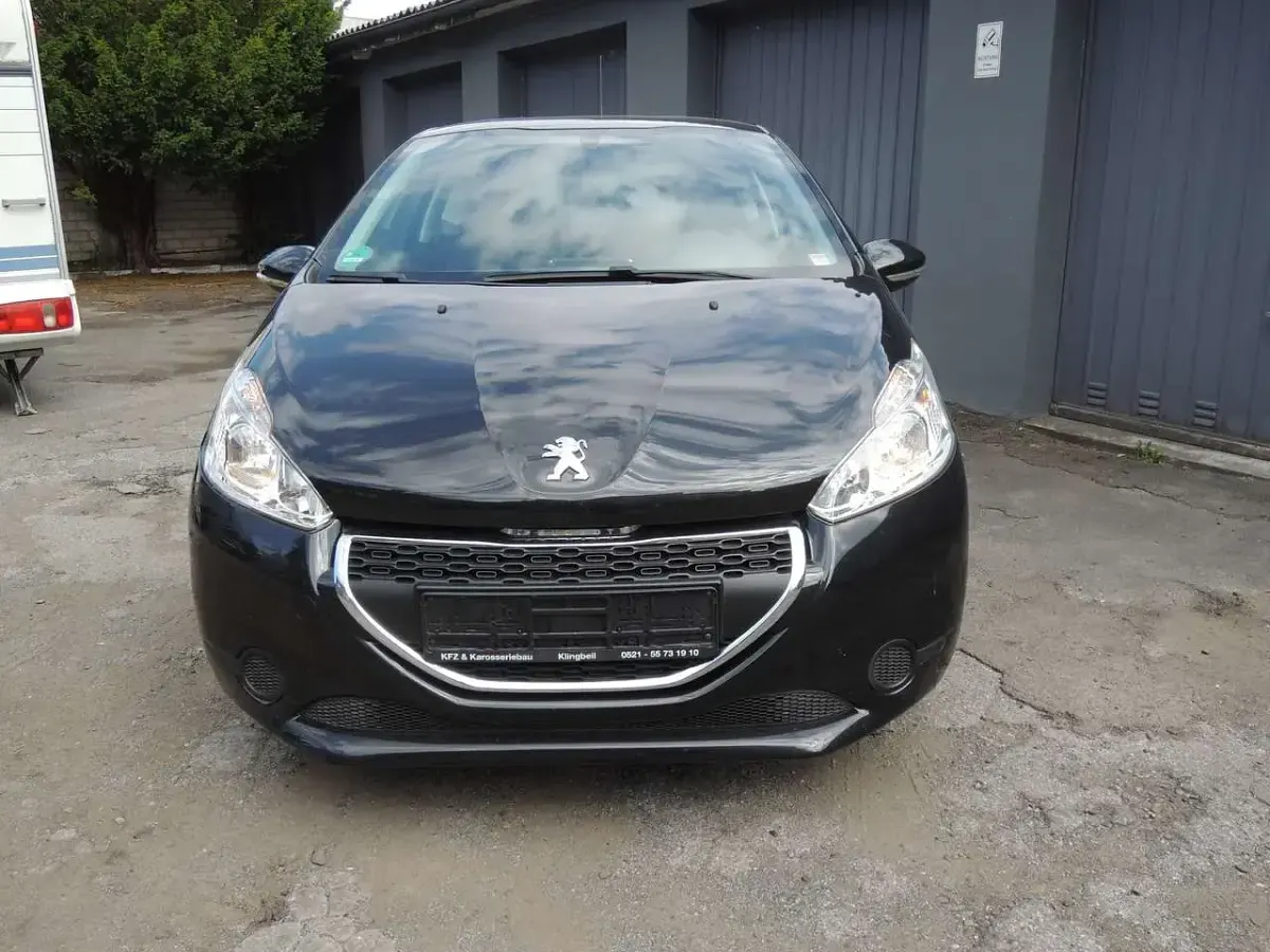 Gebraucht Peugeot 208 Allure 95 PS (69 kW) 2012 Schwarz Kleinwagen