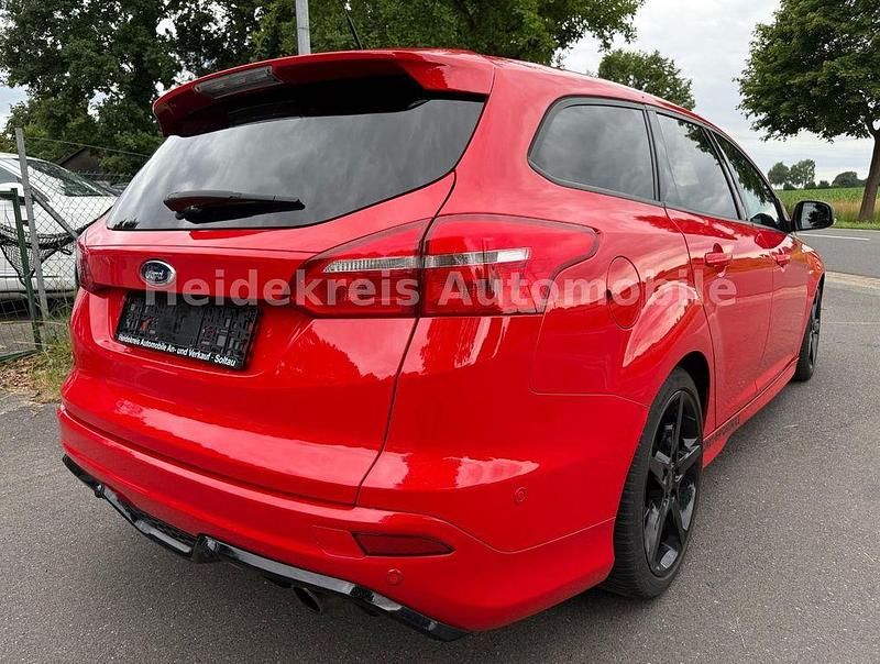 Gebraucht Ford Focus Performance Edition 182 PS (133 kW) 2016 Rot Limousine