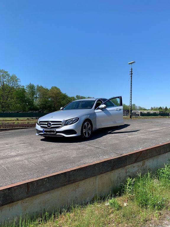 Gebraucht Mercedes E220 Avantgarde 194 PS (142 kW) 2017 Silber Limousine
