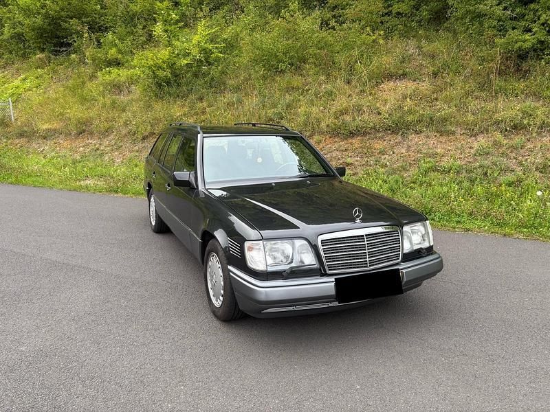 Grau Gebraucht 1995 Mercedes E250 Kombi | 18.499 € - Bild 1/4
