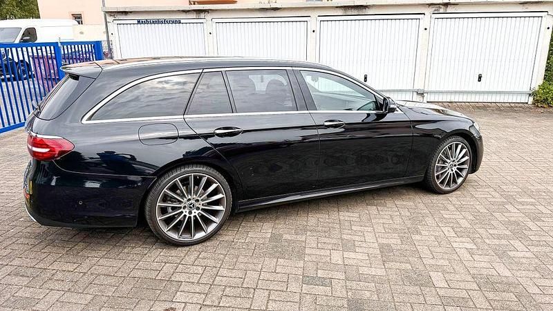 Gebraucht Mercedes E300 AMG 265 PS (194 kW) 2022 Schwarz Limousine