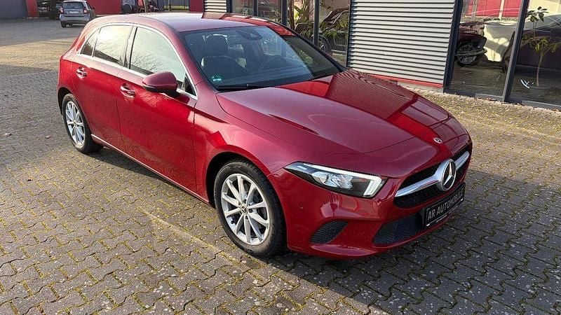Rot Gebraucht 2020 Mercedes A200 Limousine | 19.700 € (Superpreis) - Bild 1/4