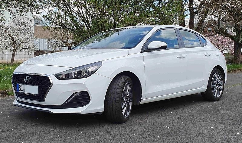 Weiß Gebraucht 2018 Hyundai i30 Trend Limousine | 13.200 € (Fairer Preis) - Bild 1/4