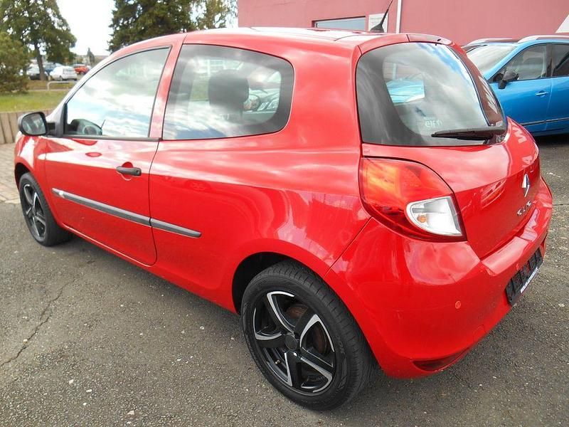Gebraucht Renault Clio III 75 PS (55 kW) 2012 Rot Kleinwagen