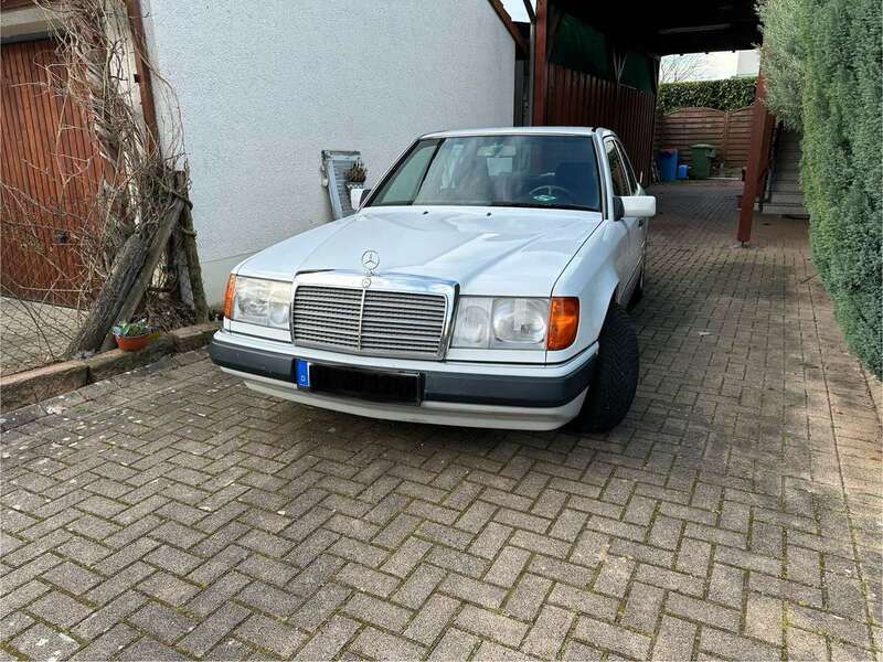 Weiß Gebraucht 1991 Mercedes E200 Limousine | 7.999 € - Bild 1/4