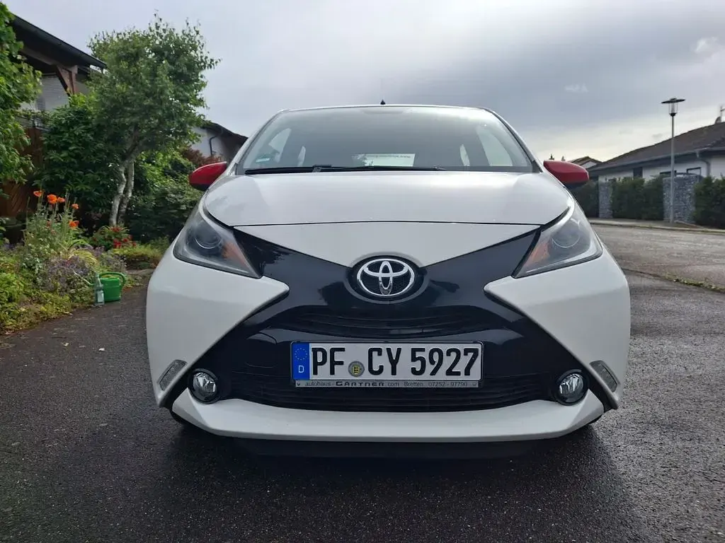 Gebraucht Toyota Aygo 69 PS (50 kW) 2016 Weiß Kleinwagen