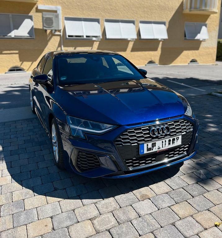 Blau Gebraucht 2021 Audi A3 Sport Limousine | 26.199 € (Teuer) - Bild 1/4