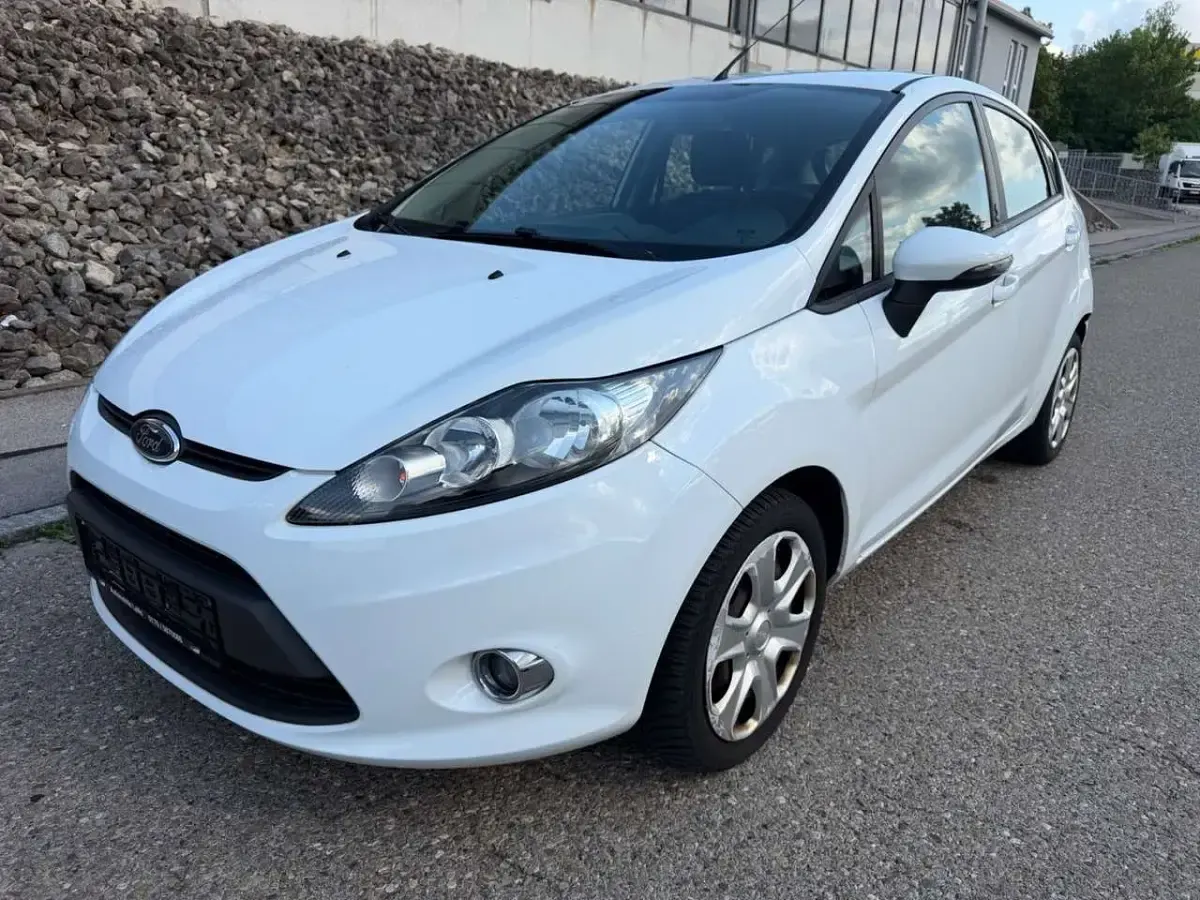 Gebraucht Ford Fiesta 82 PS (60 kW) 2012 Weiß Kleinwagen