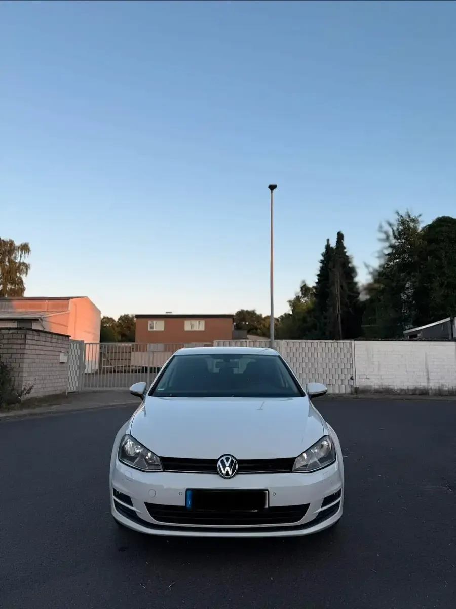Gebraucht VW Golf VII 102 PS (75 kW) 2014 Weiß Kleinwagen