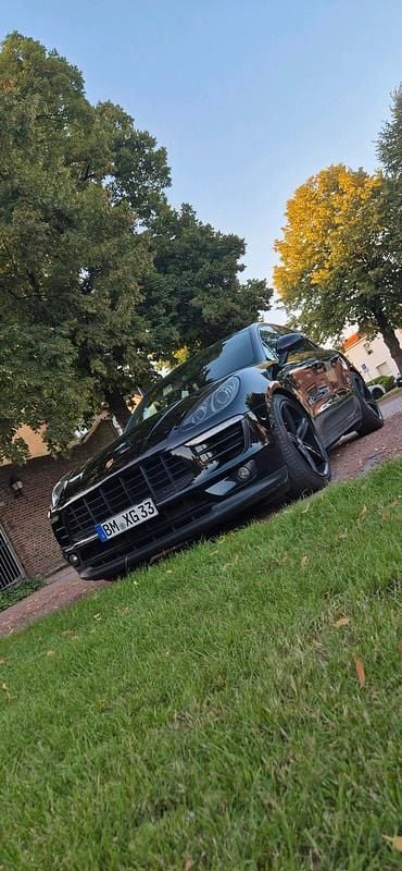 Schwarz Gebraucht 2016 Porsche Macan SUV | 24.000 € (Teuer) - Bild 1/4