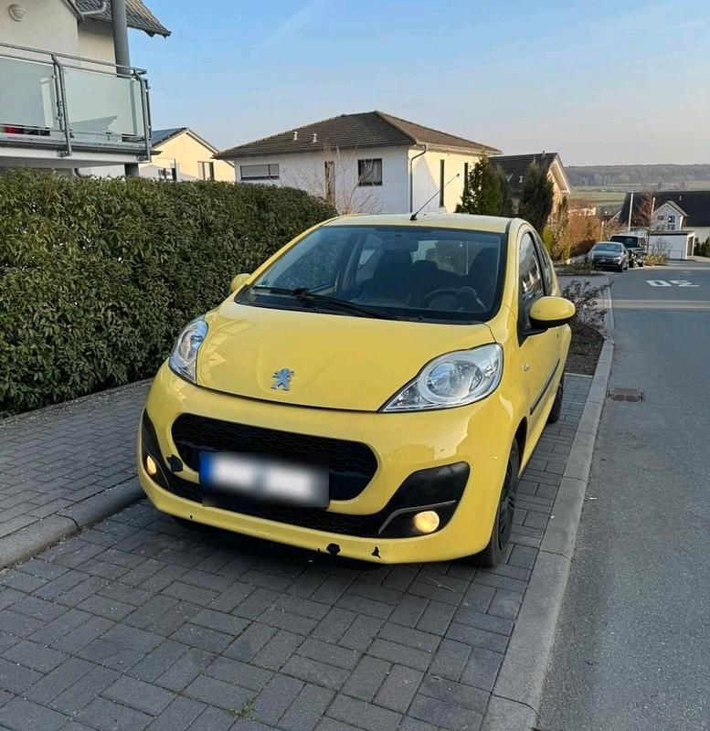 Gebraucht Peugeot 107 68 PS (50 kW) 2012 Gelb Kleinwagen