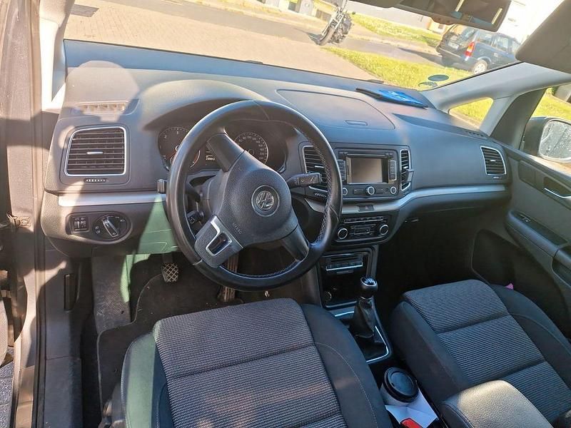 Grau Gebraucht 2011 VW Sharan Comfortline Van / Kleinbus | 8.000 € (Fairer Preis) - Bild 1/4