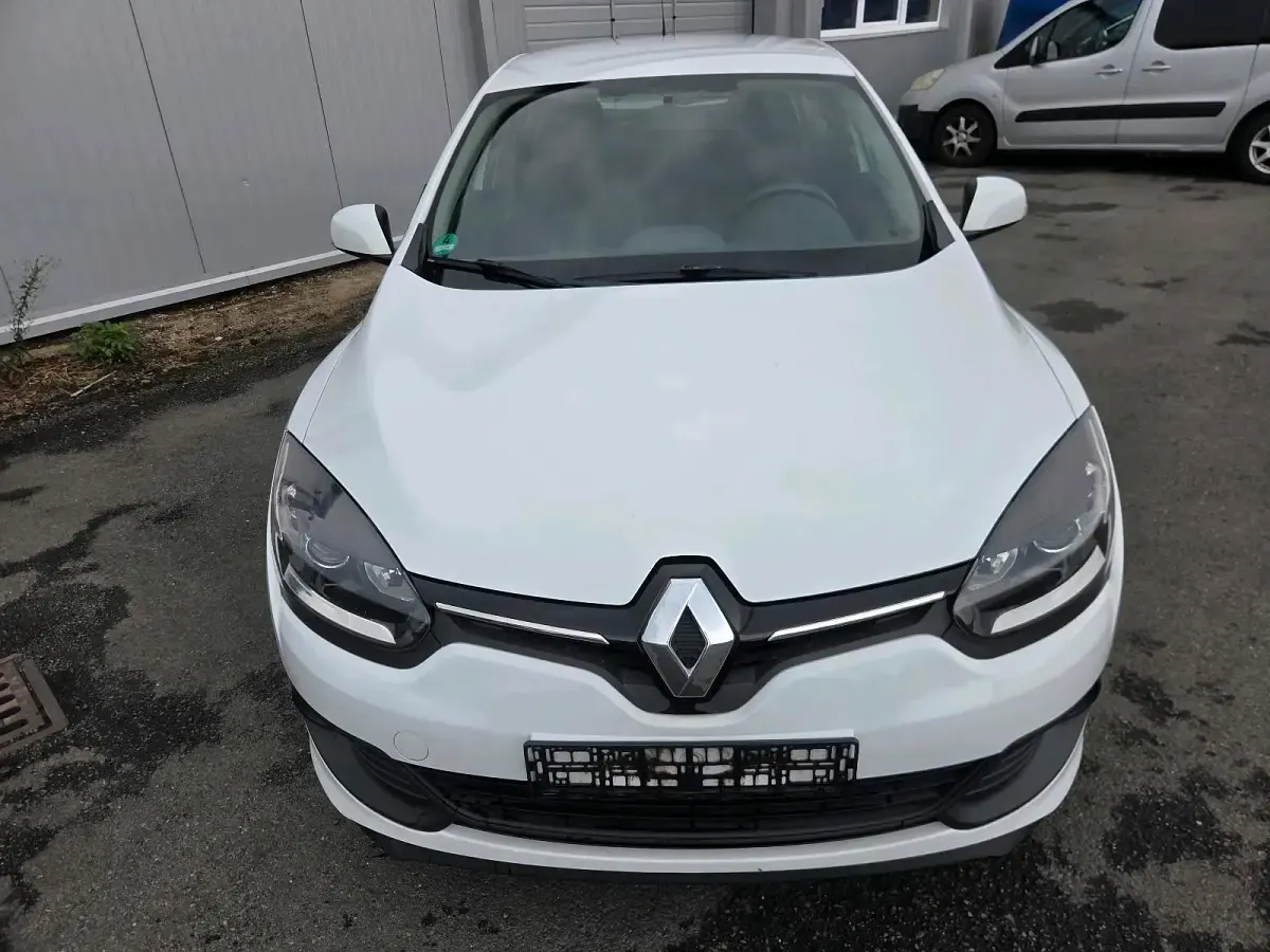 Gebraucht Renault Mégane III Authentique 110 PS (80 kW) 2015 Weiß Limousine