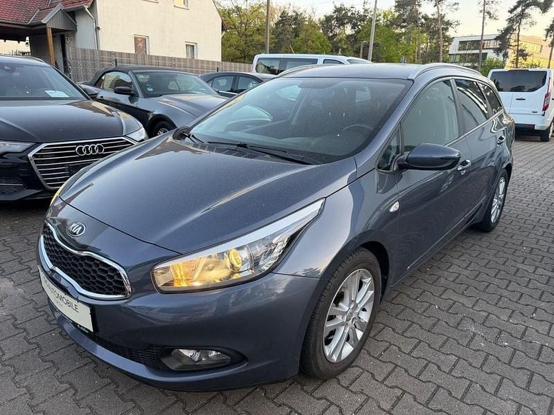 Używany Kia Ceed 135 KM (99 kW) 2013 Niebieski Hatchback