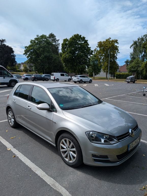 Grau Gebraucht 2016 VW Golf VII Comfortline Limousine | 8.400 € (Superpreis) - Bild 1/4