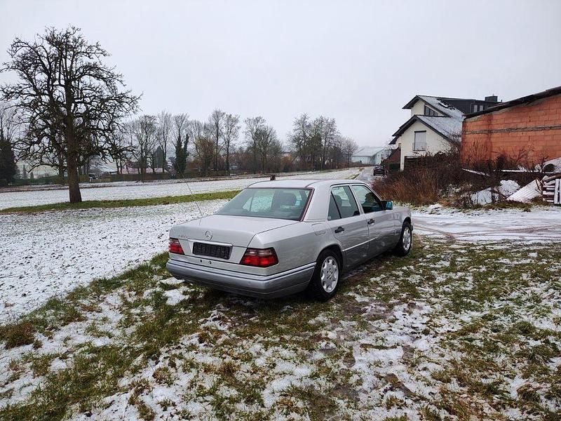 Gebraucht Mercedes E200 136 PS (100 kW) 1995 Silber Limousine