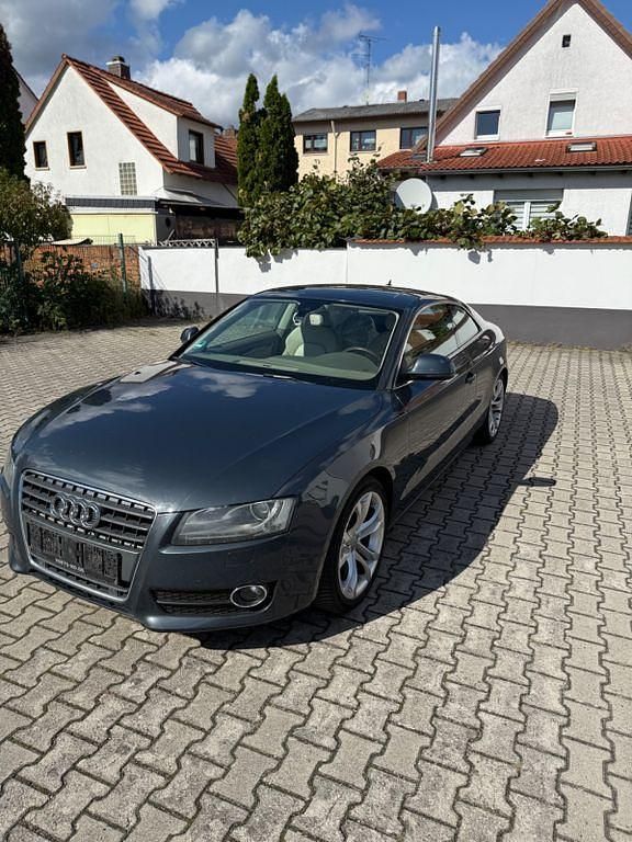 Grau Gebraucht 2009 Audi A5 Comfort Coupé | 8.250 € (Guter Preis) - Bild 1/4
