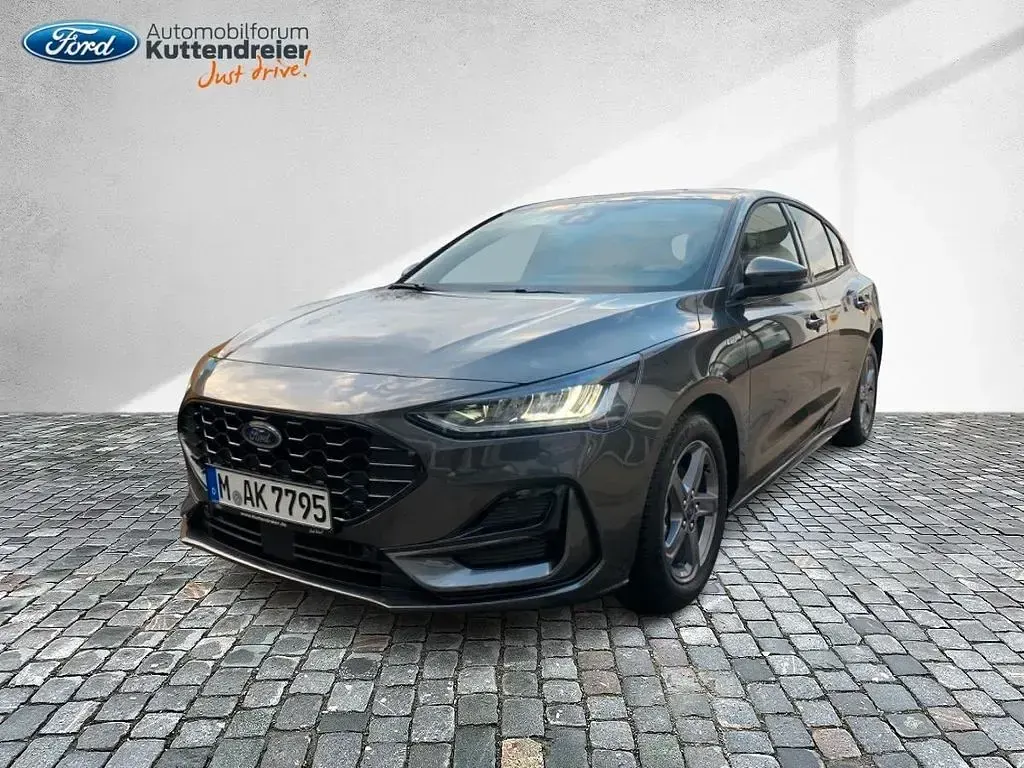 Käytetty Ford Focus ST-Line 125 HP (91 kW) 2023 Harmaa Sedan