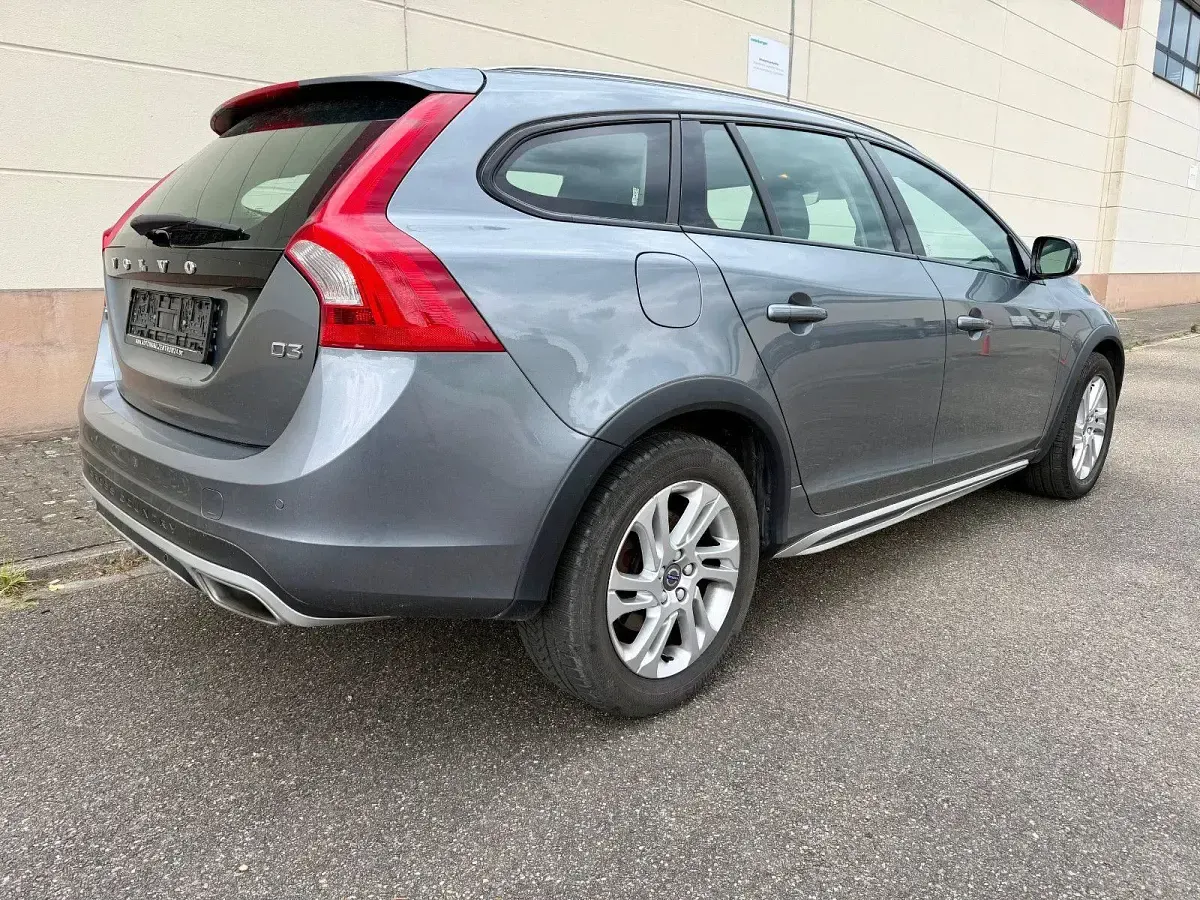 Gebraucht Volvo V60 CC Momentum 150 PS (110 kW) 2015 Grau Kombi