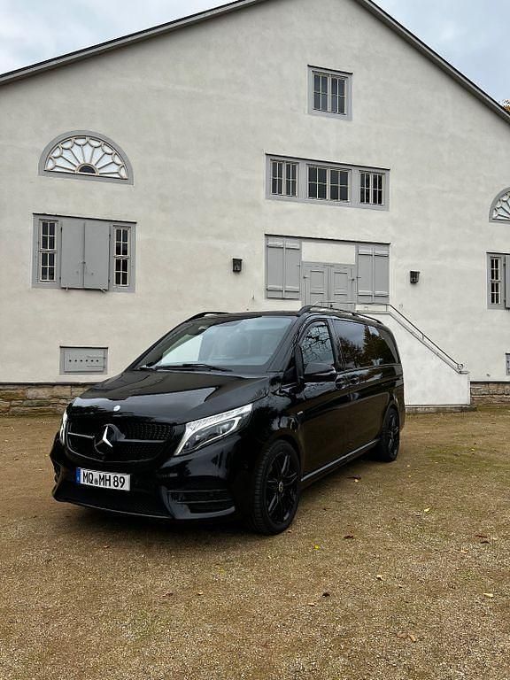 Schwarz Gebraucht 2017 Mercedes V250 Avantgarde Edition Van / Kleinbus | 43.500 € (Teuer) - Bild 1/4