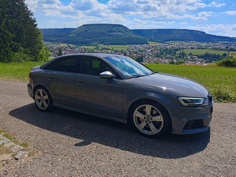 Grau Gebraucht 2018 Audi S3 Ambiente Limousine | 30.200 € - Bild 1/4