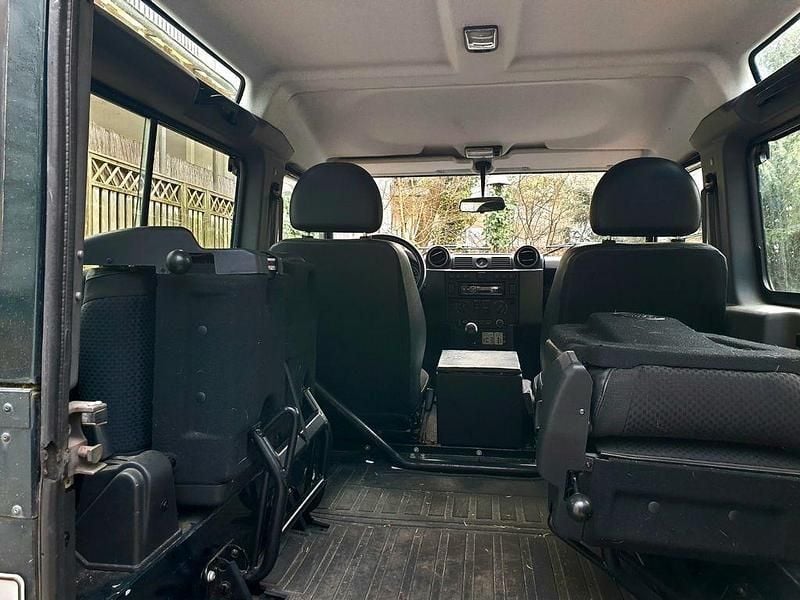 Gebraucht Land Rover Defender 122 PS (89 kW) 2015 Dkl. grün (metallic) SUV