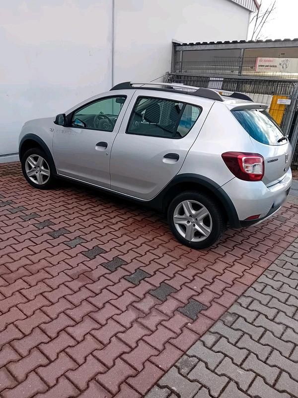 Gebraucht Dacia Sandero 90 PS (66 kW) 2013 Silber Kleinwagen