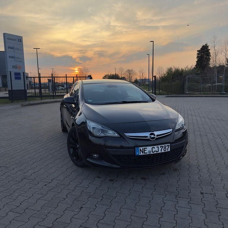 Gebraucht Opel Astra GTC 140 PS (102 kW) 2015 Schwarz Coupé