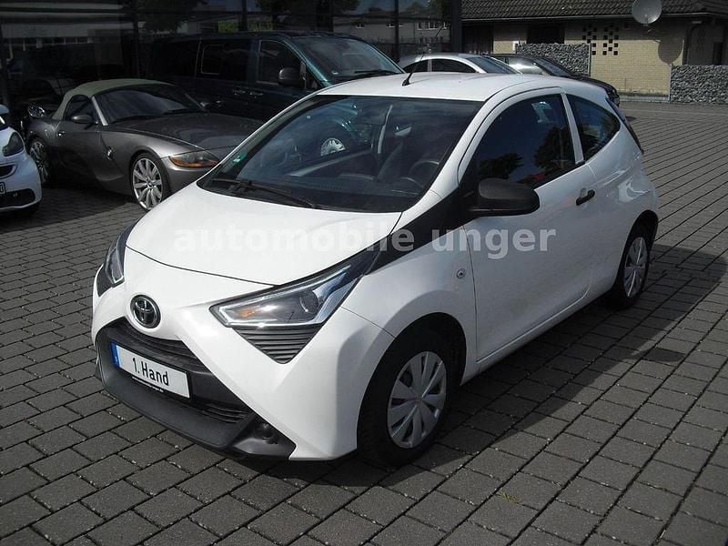 Weiß Gebraucht 2021 Toyota Aygo X-play Kleinwagen | 8.290 € (Guter Preis) - Bild 1/4