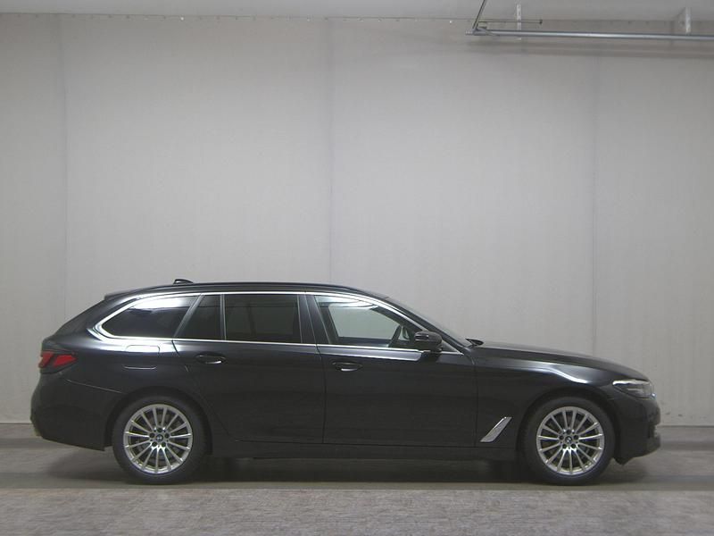 Black saphire metallic Gebraucht 2022 BMW 520 Performance Kombi | 24.780 € - Bild 1/4