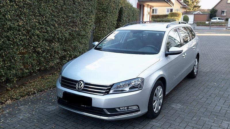 Silber Gebraucht 2012 VW Passat Comfortline Kombi | 6.500 € (Fairer Preis) - Bild 1/4