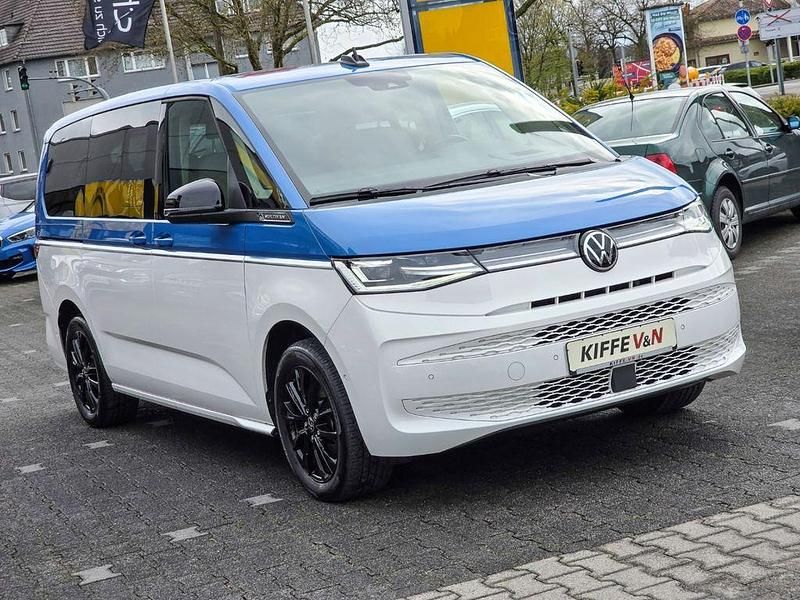 Second-hand VW Multivan Style 150 CP (110 kW) 2024 Albastru Monovolum