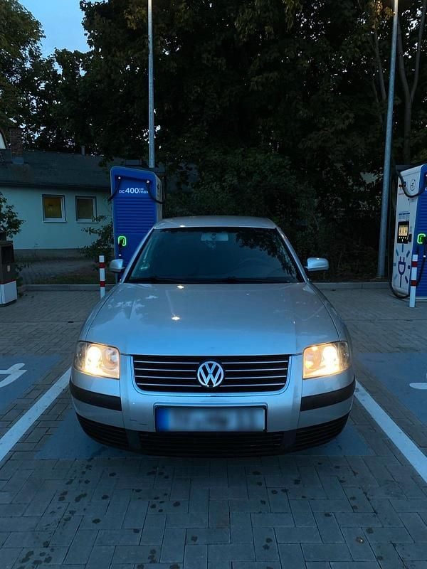 Silber Gebraucht 2003 VW Passat Limousine | 800 € (Superpreis) - Bild 1/4
