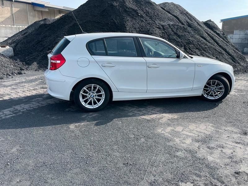 Gebraucht BMW 116 122 PS (89 kW) 2011 Weiß Kleinwagen