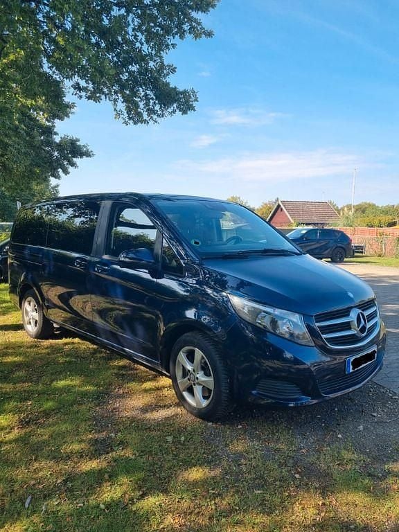 Blau Gebraucht 2017 Mercedes V220 Edition Van / Kleinbus | 36.000 € (Guter Preis) - Bild 1/4