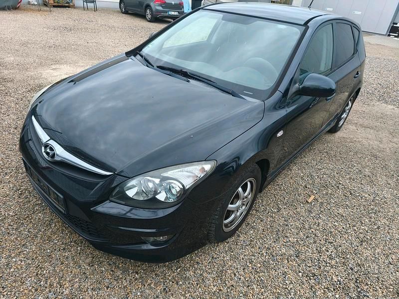Schwarz Gebraucht 2010 Hyundai i30 Kombi | 1.999 € (Guter Preis) - Bild 1/4