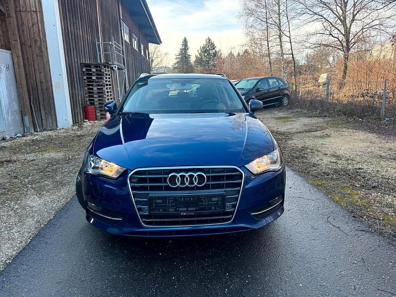 Gebraucht Audi A3 Ambiente 122 PS (89 kW) 2013 Blau Limousine