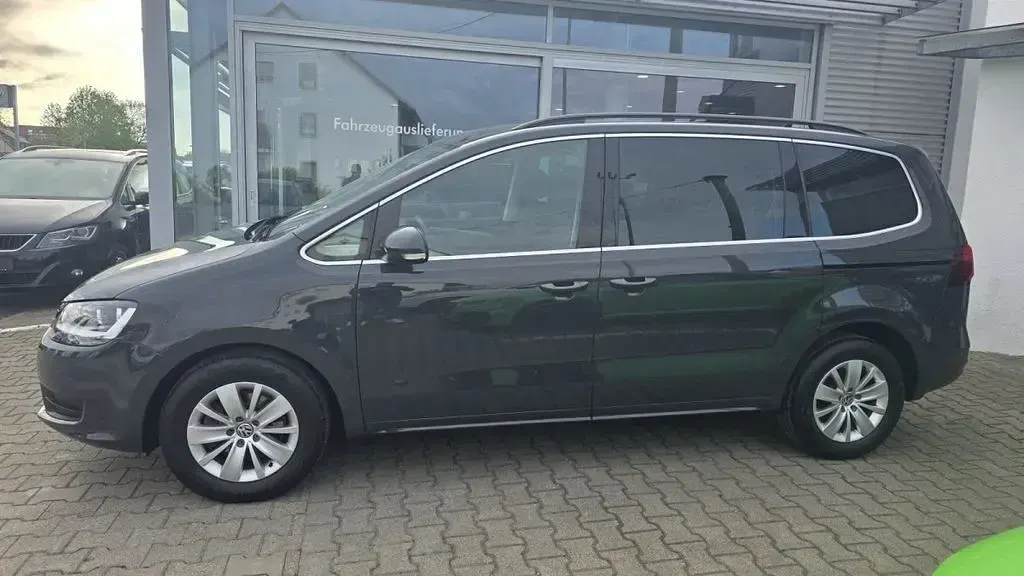 Gebraucht VW Sharan Comfortline 150 PS (110 kW) 2022 Uranograu Van / Kleinbus