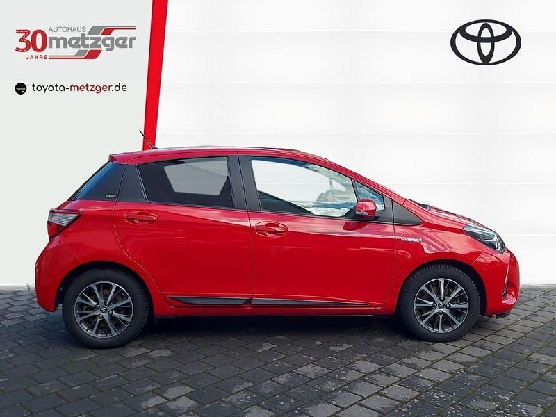 Gebraucht Toyota Yaris Hybrid Plus 101 PS (74 kW) 2019 Rot Limousine