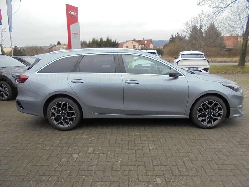 Neu Kia Ceed Sportswagon 101 PS (74 kW) 2025 Lunarsilber metallic Kombi
