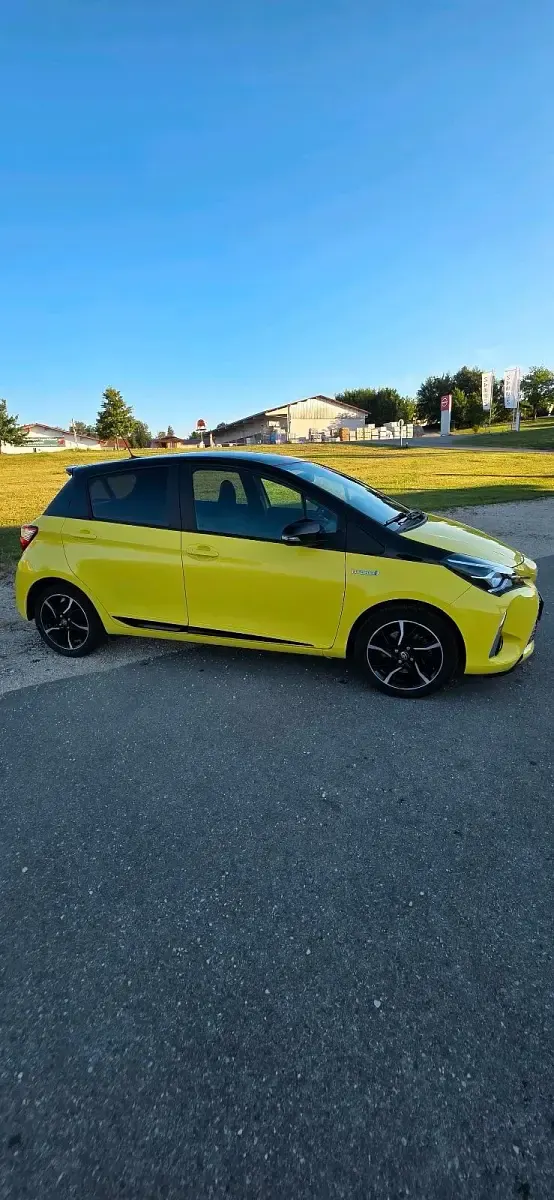 Gebraucht Toyota Yaris Hybrid Style 73 PS (53 kW) 2017 Gelb Kleinwagen
