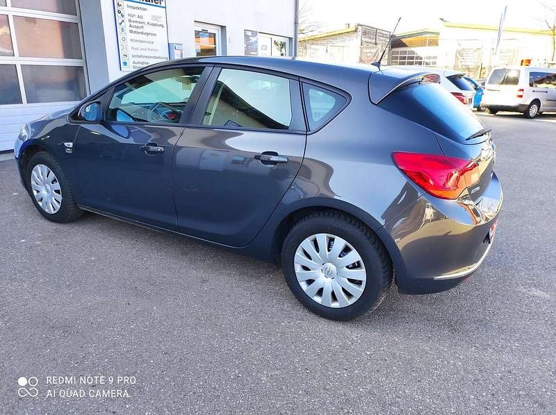 Gebraucht Opel Astra Selection 116 PS (85 kW) 2015 Plat.anthr./rogrey/0j:silbergr Kleinwagen