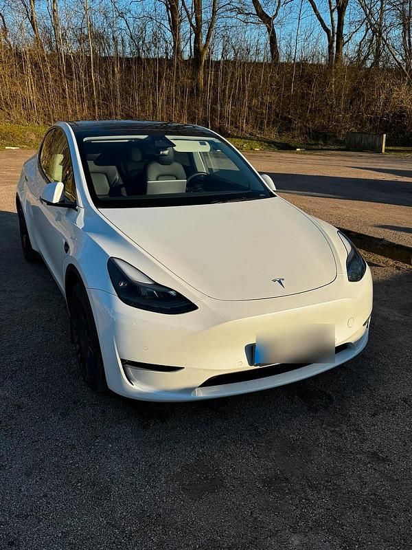 Weiß Gebraucht 2022 Tesla Model Y Performance SUV | 36.250 € (Etwas zu teuer) - Bild 1/4