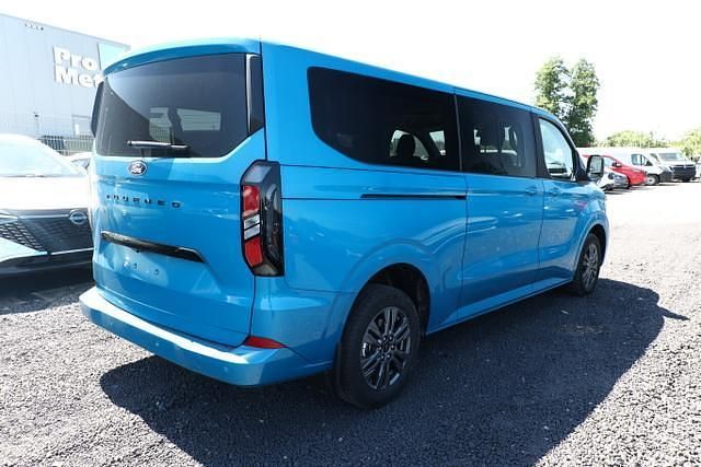 Digital blue metallic digital blue metallic Neu 2025 Ford Tourneo Custom Titanium Van / Kleinbus | 52.516 € (Superpreis) - Bild 1/4